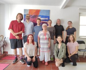 792ACAFF-A014-488A-BE80-95D9DB2F9539_1_201_a Die Teilnehmer und Dozenten des Basiskurs 1, September 2025: Glücklich, geordnet und bereit zur Aktion.